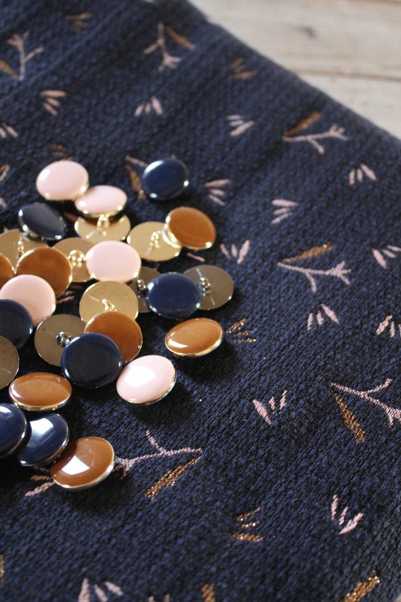 tissu en jacquard motif ramo bleu a assortir aux boutons chic 15 20 mm rose perle nude bleu marine Bleu encre caramel